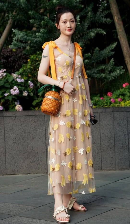 水果|5月很流行的“奶油绿”缎面裙,高级有质感,保你顺滑整个夏天!