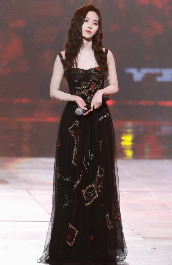 整体|76斤的鞠婧祎胖了多少？穿礼服裙暴露“肉肉臂”，影响了仙气！