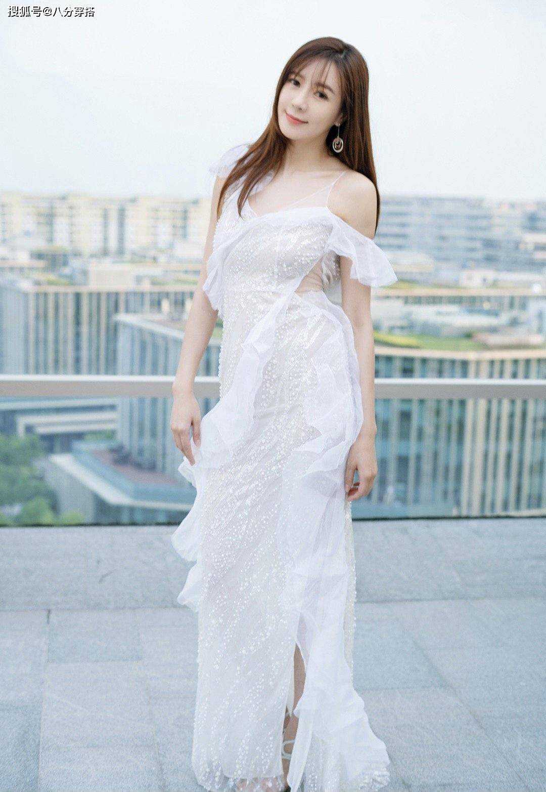 美眉|周韦彤对身材真自信，暗灰色抹胸连体裤配西装飒爽霸气，高挑有型