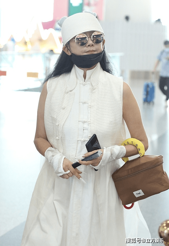 细节|62岁杨丽萍似少女，服饰和长指甲相呼应，两处细节看出她真实年龄