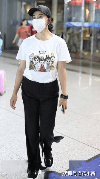 条纹|刘晓庆再次“扮嫩”成功，穿T恤配牛仔裤走路机场，简直嫩回38岁