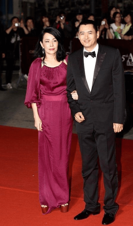 新潮|周润发妻子扮嫩真有一套,高马尾配小红裙,62岁打扮新潮不输00后