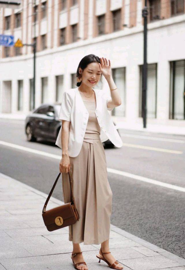 短裙|上班族该怎么穿衣搭配？简约干练的穿搭，既有气场又有魅力