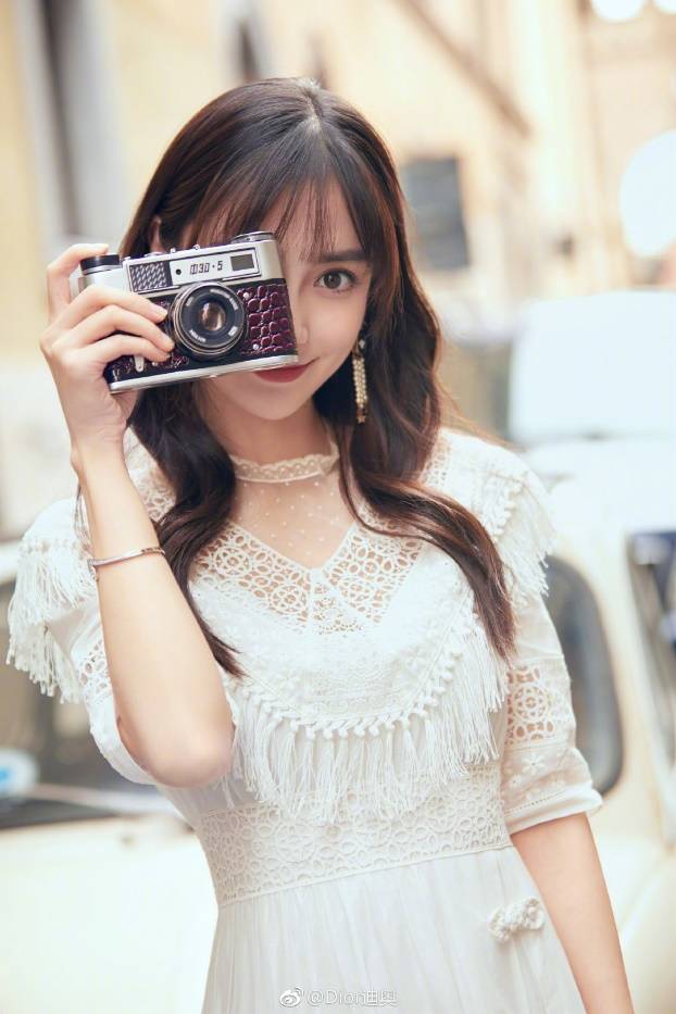 杨颖|流量女星的流苏裙搭配，迪丽热巴杨幂宋茜VS杨颖，究竟谁赢