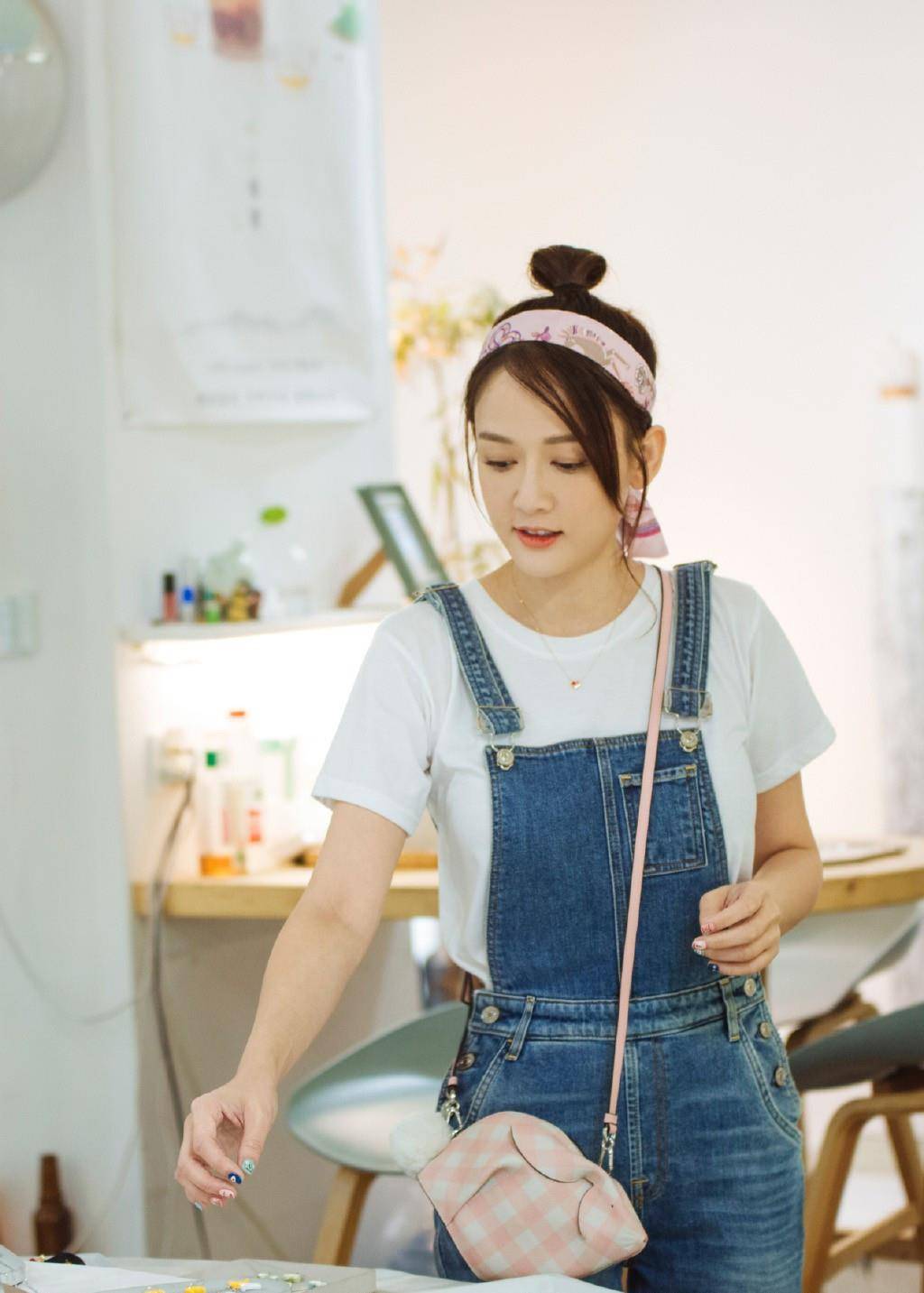 短裙|陈乔恩晒合照秀恩爱，打扮精致一点不像42岁，看着比小男友都嫩