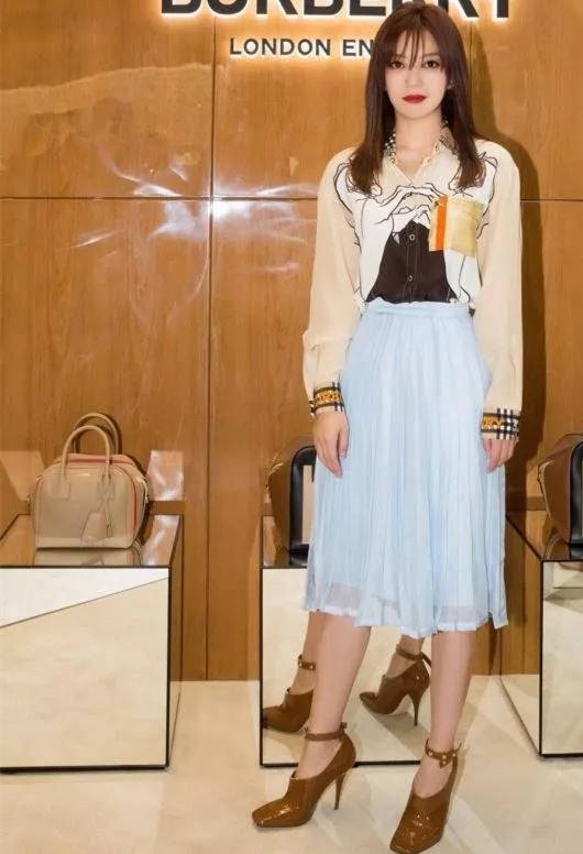 黑色|衬衫只能配牛仔裤?跟着杨颖搭百褶裙,引领流行新风潮