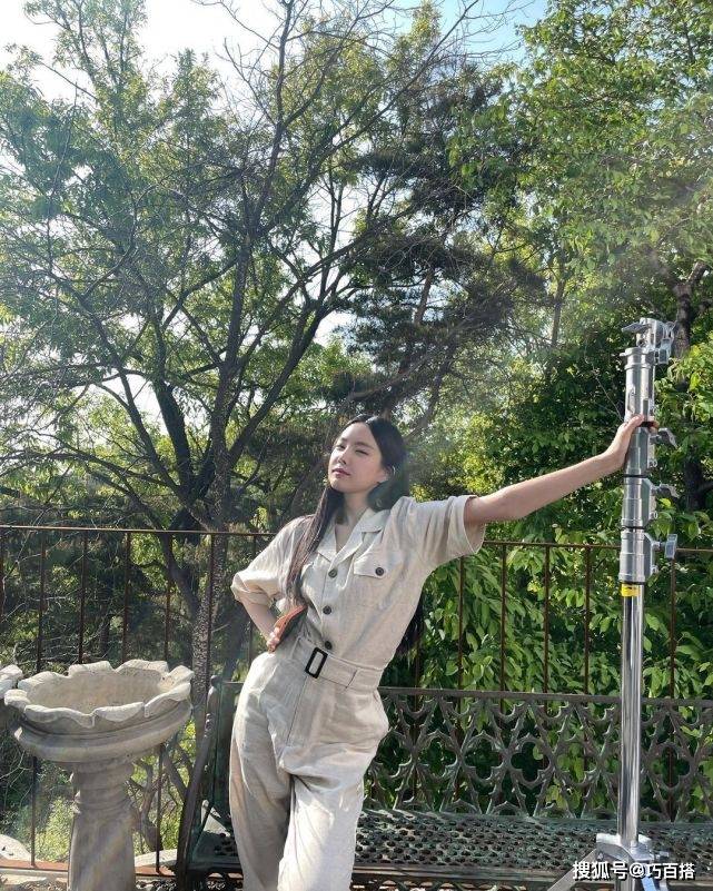 身材|孙娜恩衣品太牛了，温柔碎花、帅气工装轻熟吊带，随便一款都好看