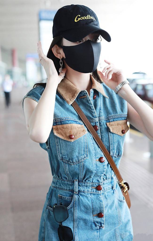 短裙|娜扎身材气质太优越,牛仔短裙穿出超模范,这腿围我酸了