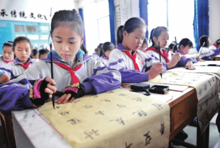 两门课|教育部通知取消幼儿园学前班，小学新增2门课程，家长喜忧参半