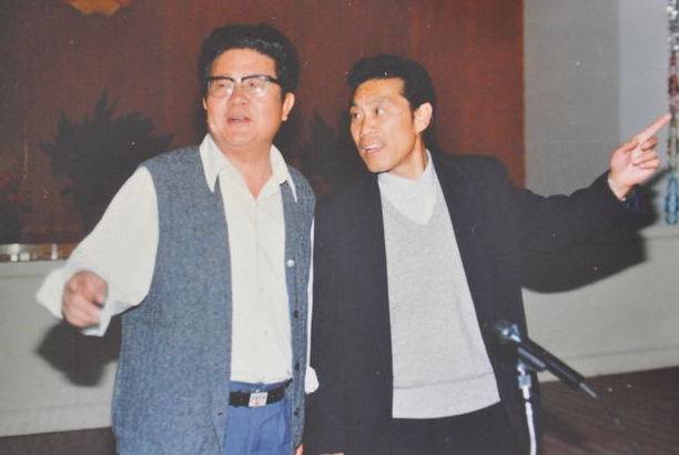 他是侯宝林的徒弟,表演相声以火爆见长,舞台效果甚至超过马季_康达夫