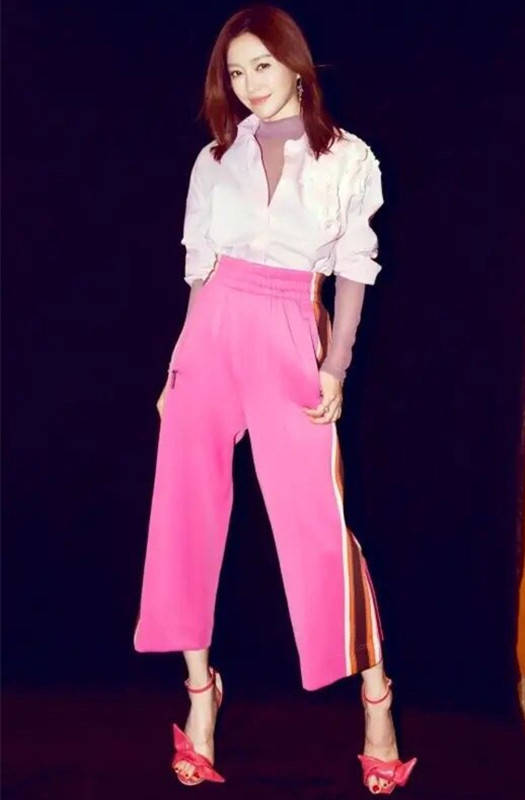 底气|奚梦瑶嫁入豪门有底气,普通长度“校服裤”穿出九分效果,腿真长