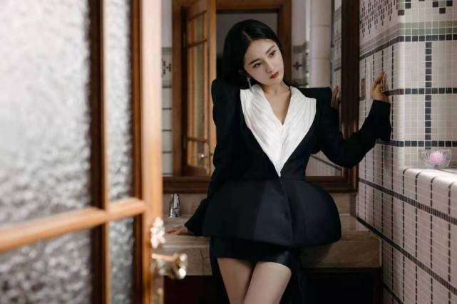 短裙|杨幂官宣单身后魅力无处安放!穿碎钻短裙闪耀全场,成红毯大赢家