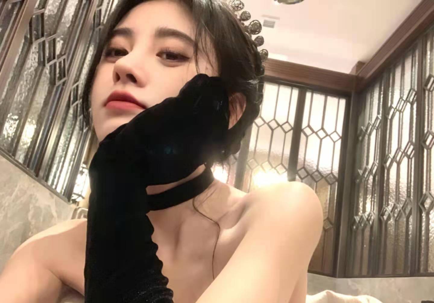 美貌|鞠婧祎生日晒写真，简约赫本风本该高贵，却被万年不变桃花妆毁了