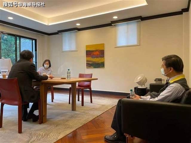 郭台铭幕僚见蔡英文穿牛仔裤惹议 蓝营讽 陈时中还脱鞋搓脚咧 晶宝女性网