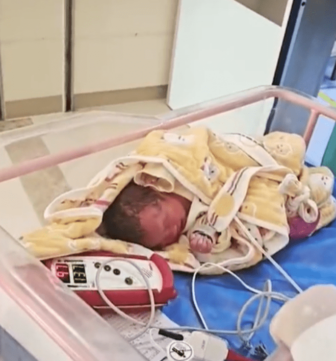 因为|安徽一女婴被推出产房，医生却找不到家属：孩子和产妇让人心疼