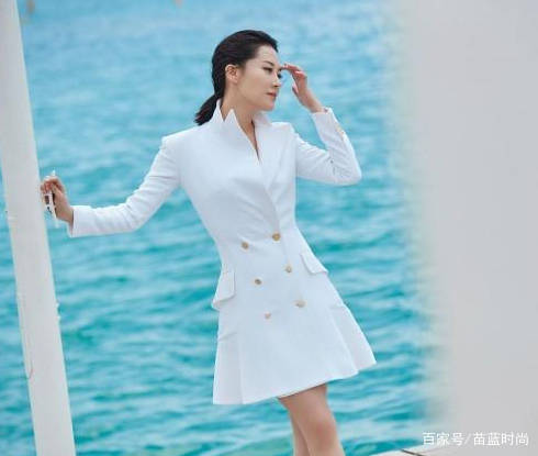 显得|许晴衣品太高调，一袭低胸纱裙+驴蹄鞋，轻松美成C位