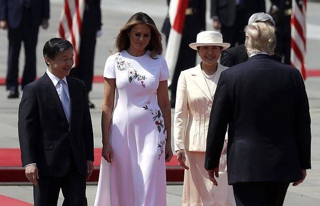 东方|梅拉尼娅穿刺绣裙颇具东方古韵美！日本第一夫人穿条纹裙输了气场