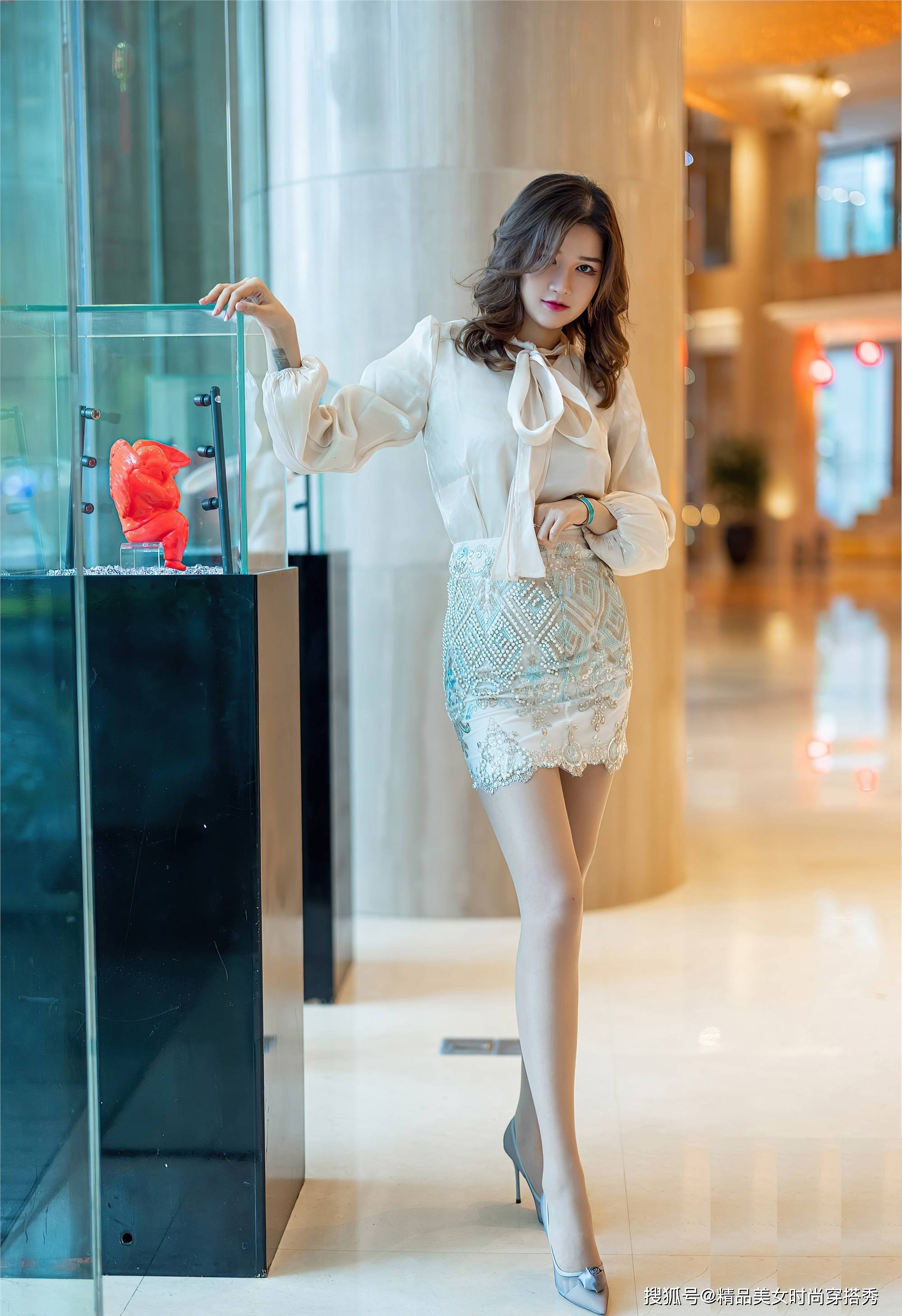 衣领|雪纺衫搭配印花短裙,简约大气,尽显优雅的知性美