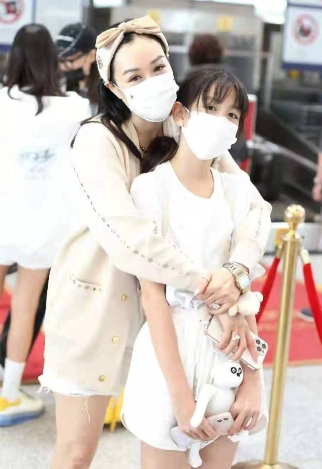 睡袍|钟丽缇机场造型收敛不少！身材丰满穿超短裤，硬穿白丝袜却有点土