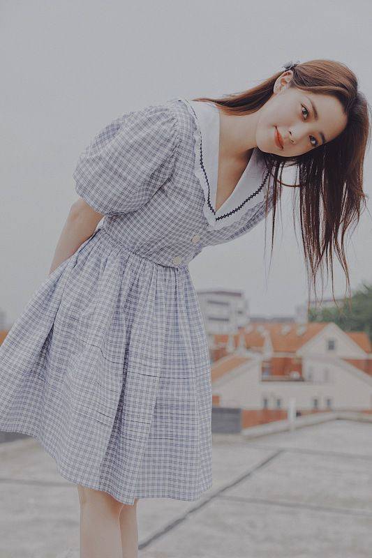 黑色|娜比真是“妹系”女星 麻花辫可爱感满满