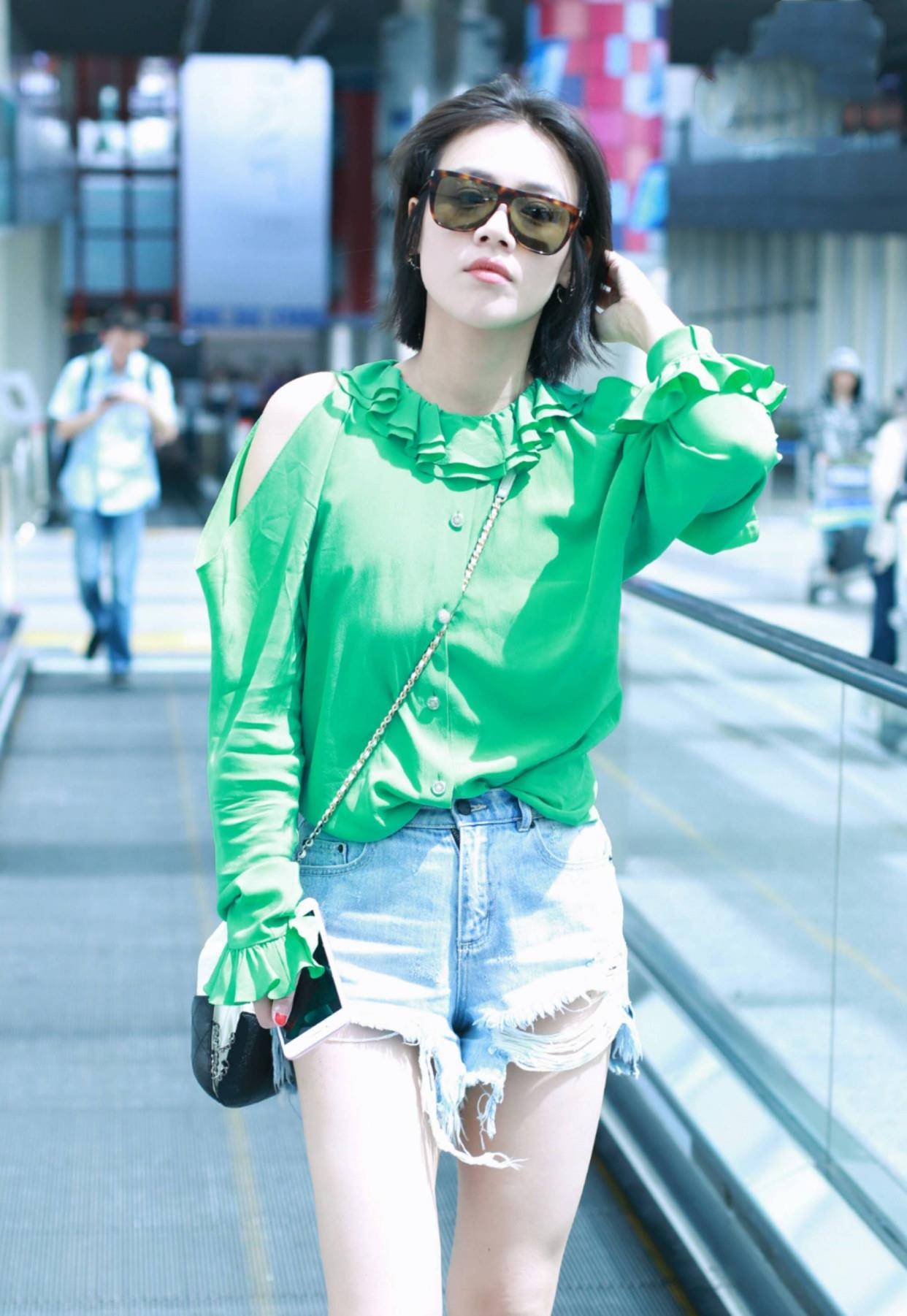 原创马思纯瘦的时候真挺自信,上衣塞裤腰就算了,超短裤也敢穿上街