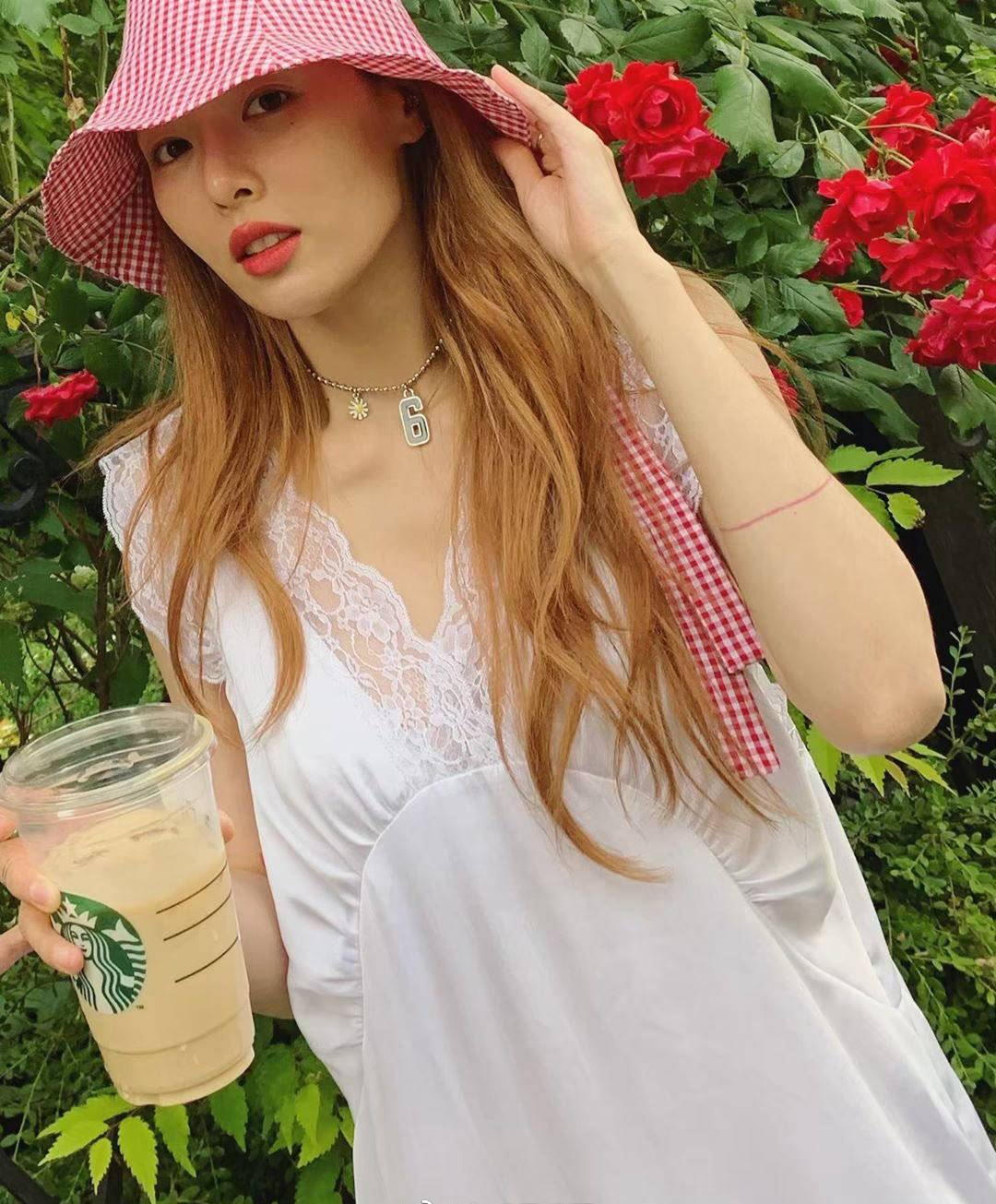 裙子|金泫雅晒美照，风格甜美可爱，睡裙也能穿出贵族感？