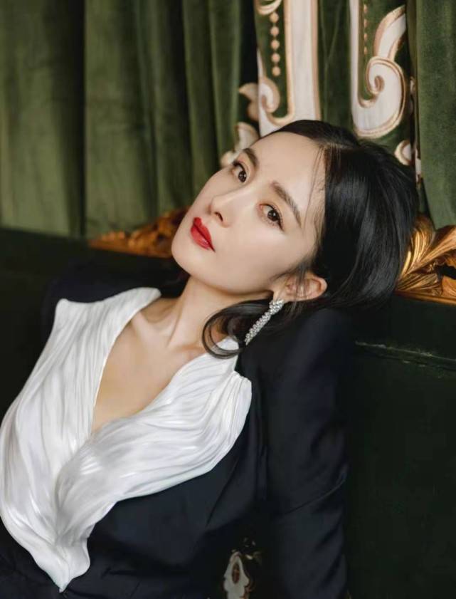 短裙|杨幂官宣单身后魅力无处安放!穿碎钻短裙闪耀全场,成红毯大赢家