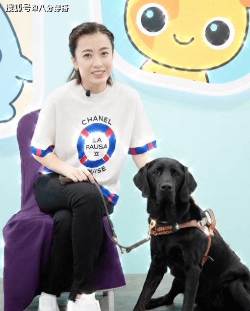 甘比|甘比终于穿对了，白色印花连衣裙清新自然，穿搭简约却很有贵妇范