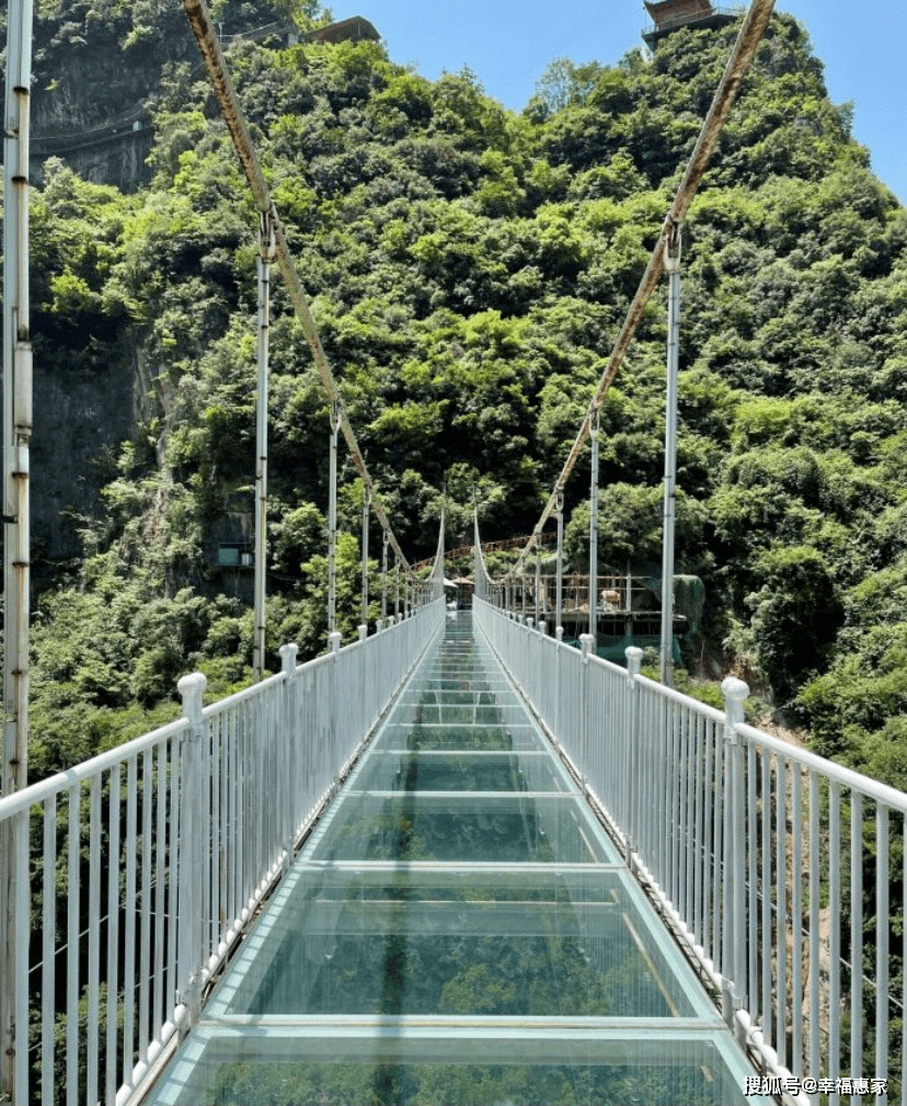 紧临溶洞还有玻璃栈道,可以挑高望远车辆在隧道中穿梭