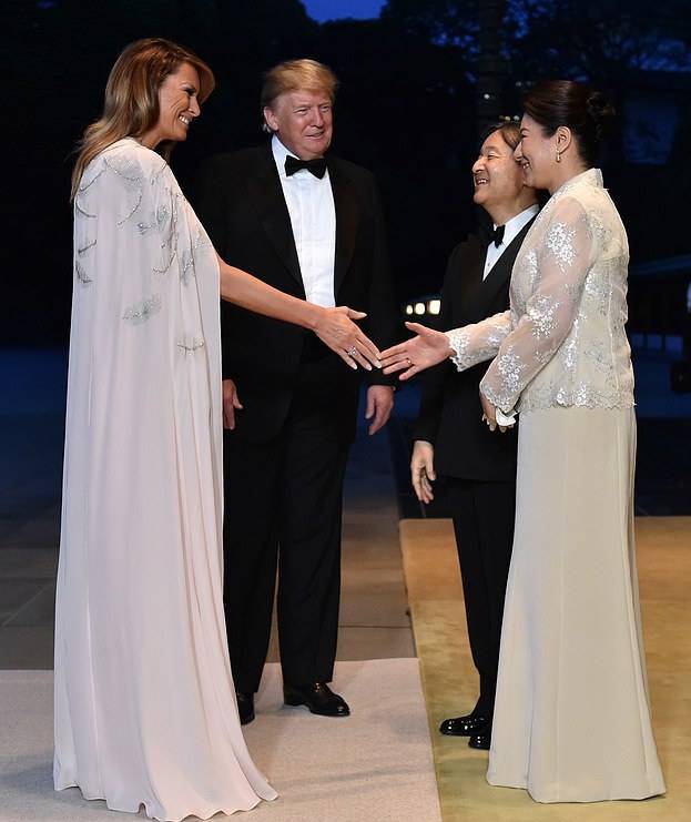 场合|梅拉尼娅舍得穿平底鞋啦!配明亮黄色涂鸦裙好俏皮,衣品让我服气