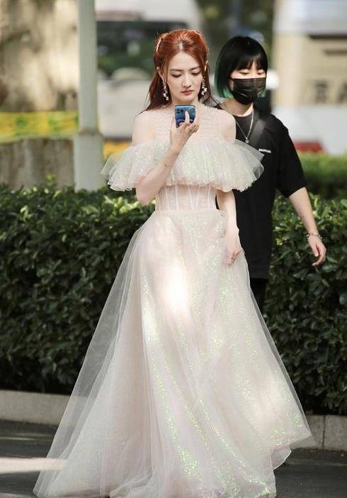 浅色|徐璐胆子真大，居然直接穿着深V婚纱出镜，看了真想把她娶回家