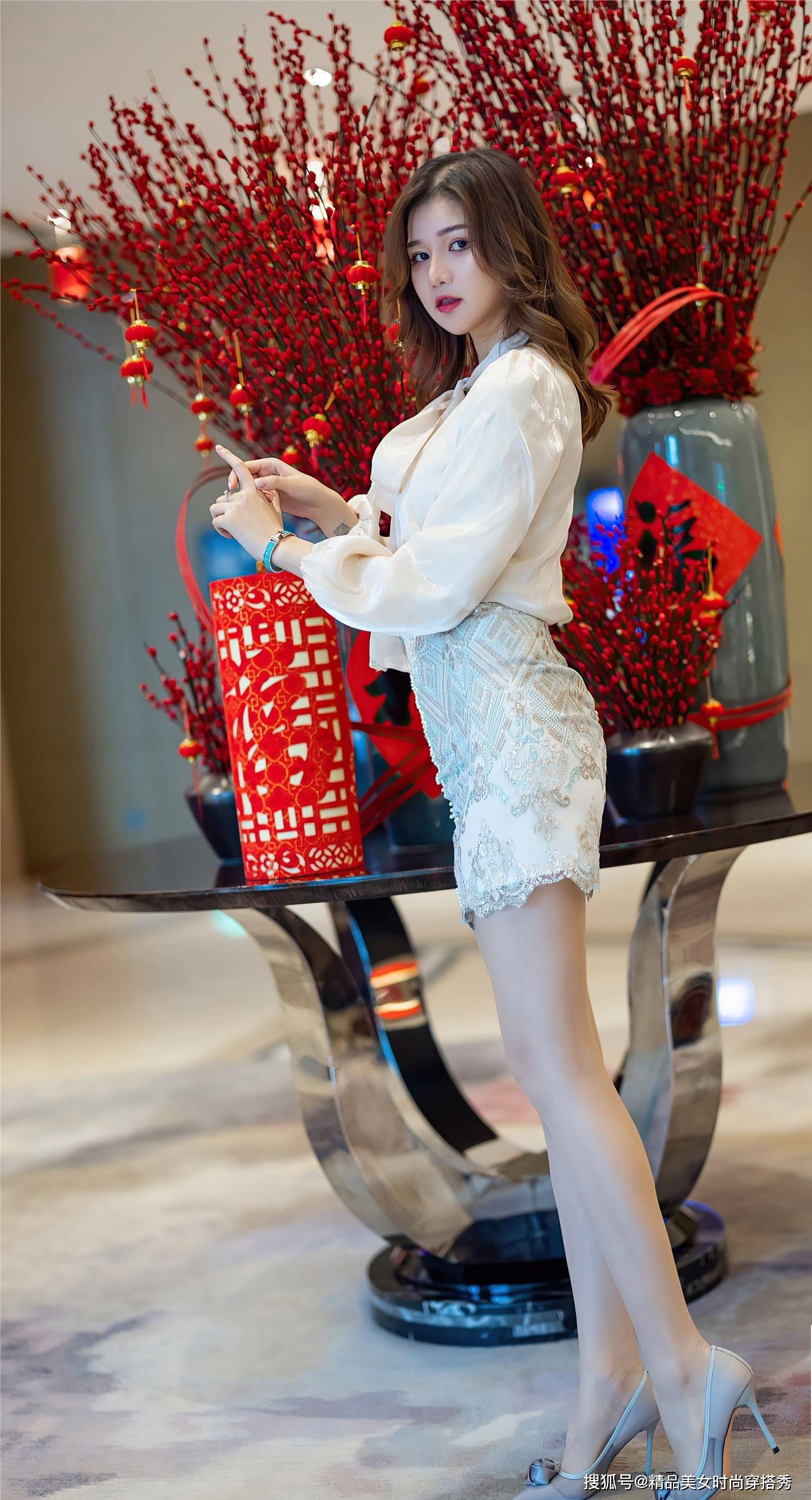 衣领|雪纺衫搭配印花短裙,简约大气,尽显优雅的知性美