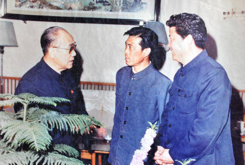 他是侯宝林的徒弟,表演相声以火爆见长,舞台效果甚至超过马季_康达夫