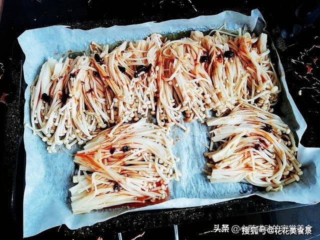 辣椒粉|教你在家做烤金针菇，简单美味，3块钱吃到撑，拿肉都不换！
