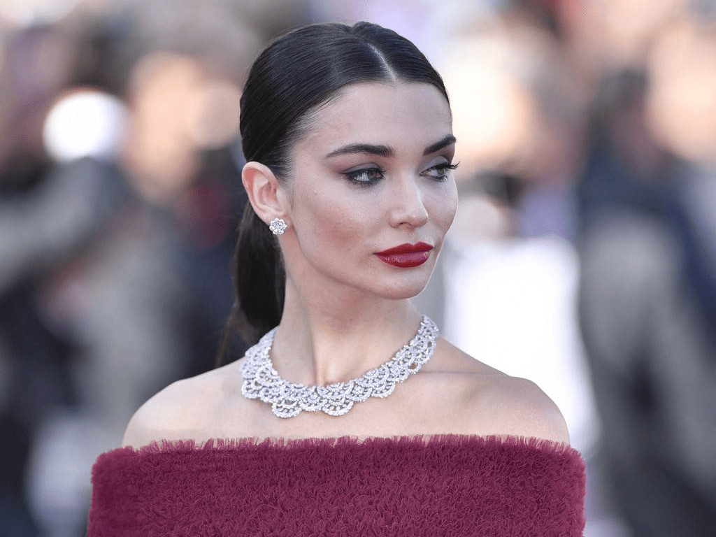 艾米-杰克逊一袭红色绒面一字肩拖地礼服 高贵典雅