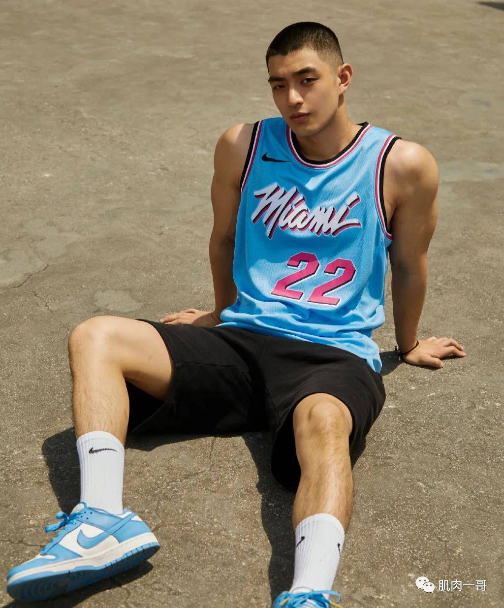 180cm成都筋肉小钢炮走红网友都馋他的身子