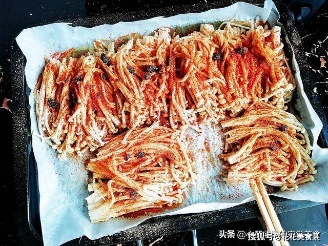 辣椒粉|教你在家做烤金针菇，简单美味，3块钱吃到撑，拿肉都不换！