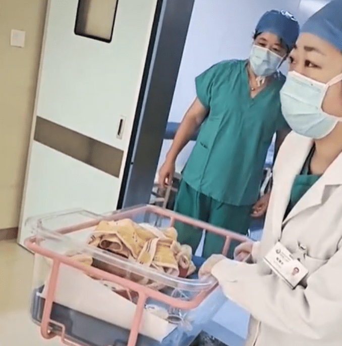 因为|安徽一女婴被推出产房，医生却找不到家属：孩子和产妇让人心疼