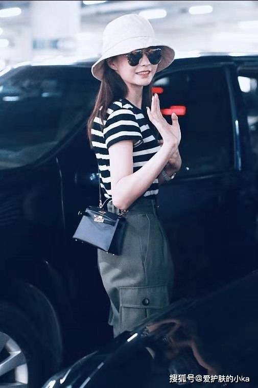 工装裤|沈梦辰私服搭配很有魅力，条纹衫配工装裤，渔夫帽更是吸睛出彩