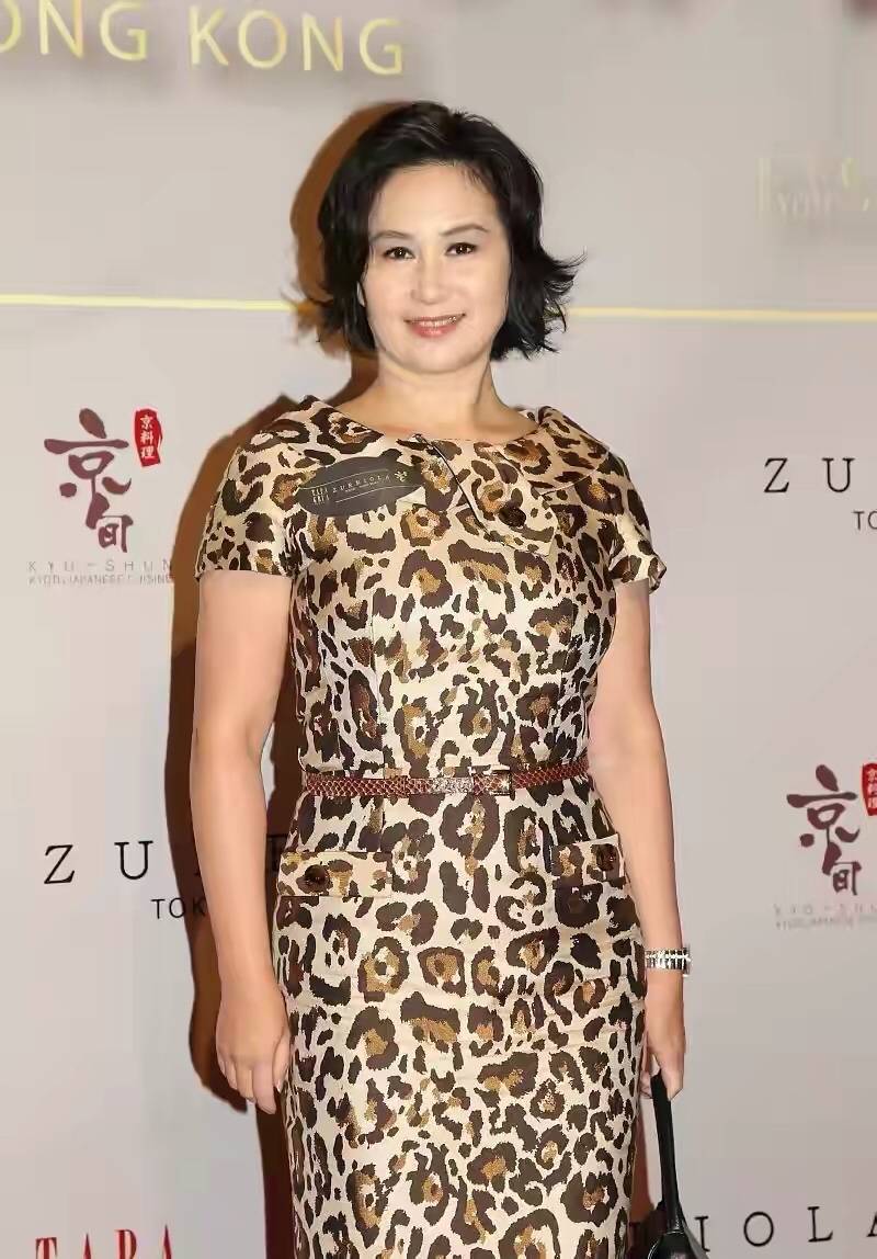 底气|何超琼有豪门底气，“芭比粉”也能穿出贵妇风，一般同龄人难驾驭