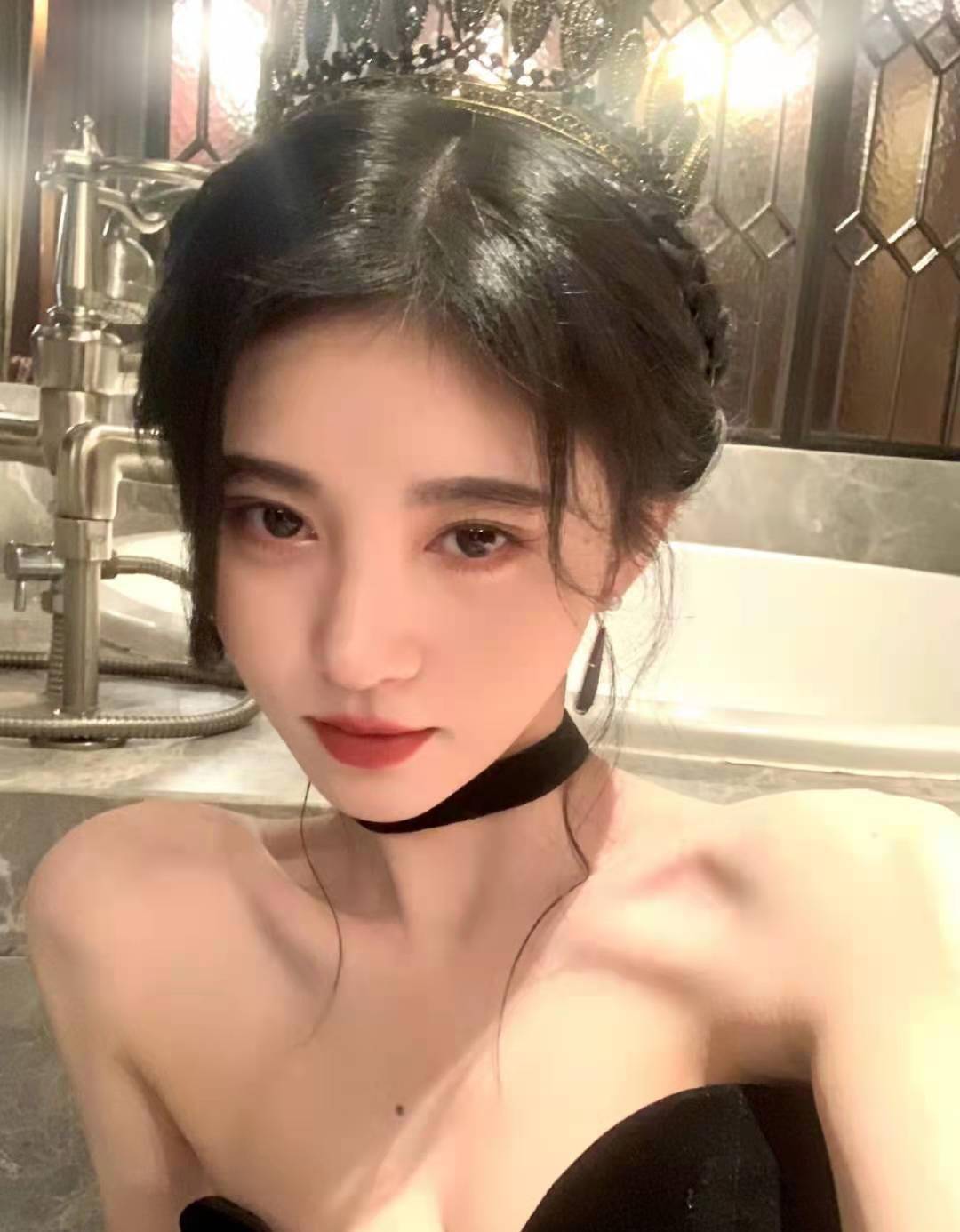 美貌|鞠婧祎生日晒写真，简约赫本风本该高贵，却被万年不变桃花妆毁了