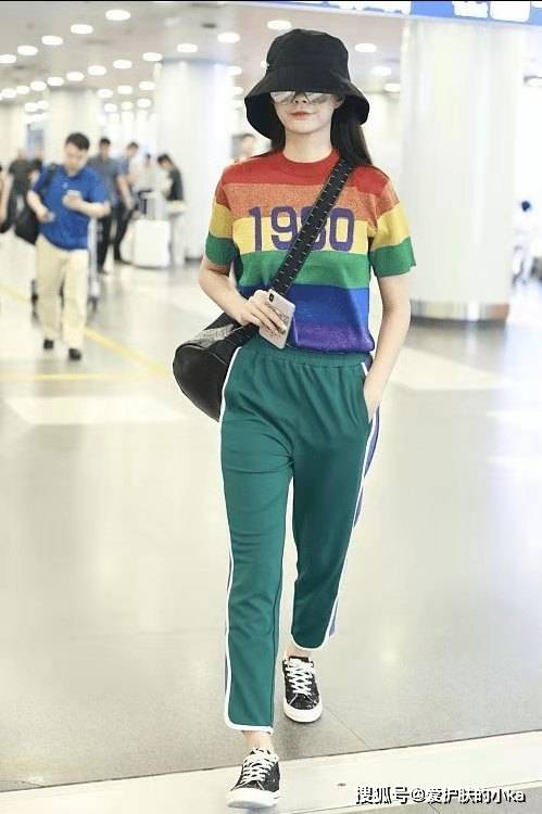 工装裤|沈梦辰私服搭配很有魅力，条纹衫配工装裤，渔夫帽更是吸睛出彩