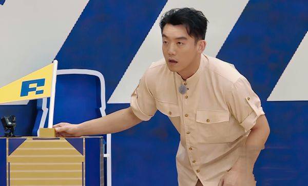 黄旭熙|为了抢到球,宋雨琦从背后抱住郑恺,黄旭熙反应暴露两人私下关系