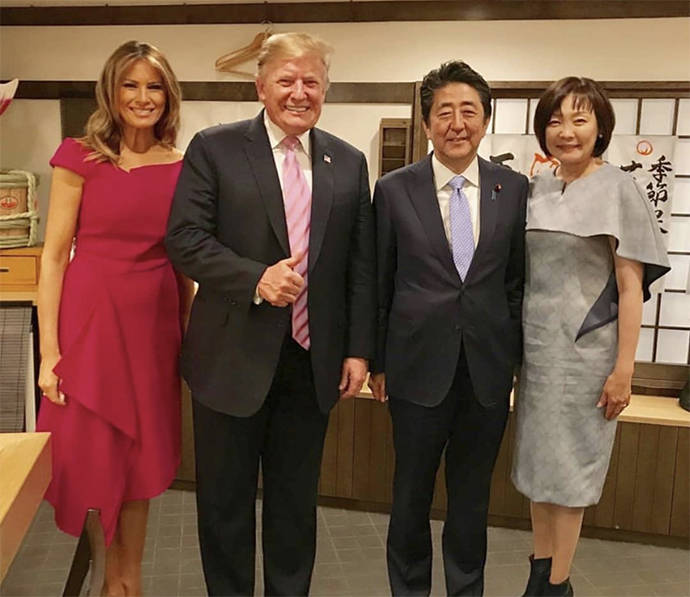 刺绣|梅拉尼娅访日3赢日本第一夫人，换2万7刺绣裙，连雅子皇后也不敌