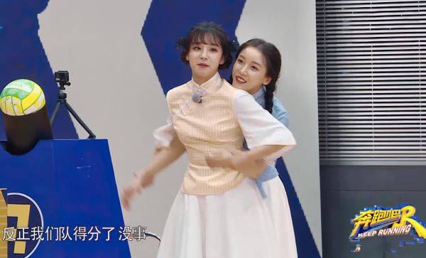 黄旭熙|为了抢到球,宋雨琦从背后抱住郑恺,黄旭熙反应暴露两人私下关系