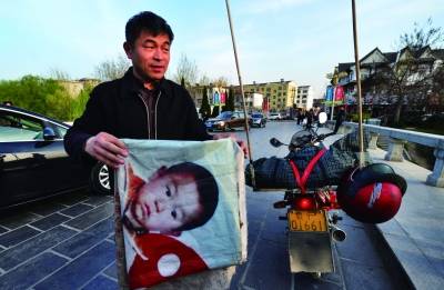 而对于郭刚堂来讲,儿子被拐给他的生活带来了翻天覆地的变化,简直是换