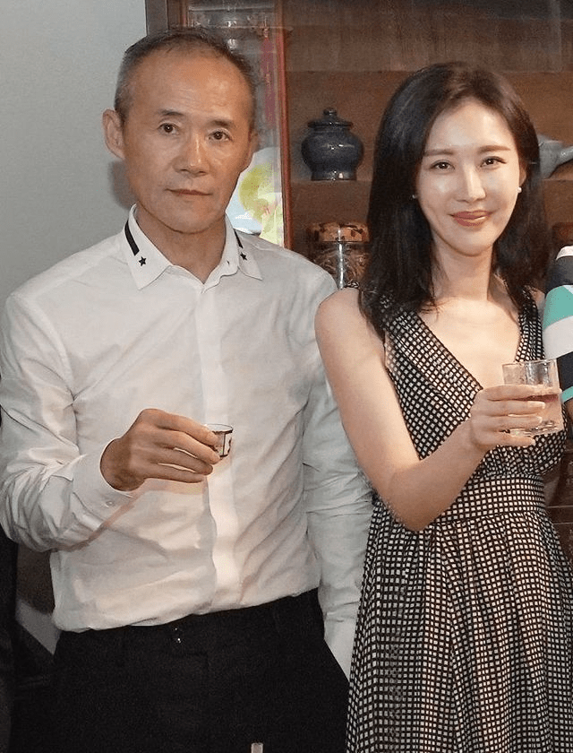 短裙|快70岁的王石真幸福，二婚老婆虽然小30岁，但看着真是熟透了