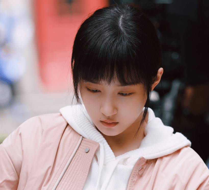 演技|关晓彤新剧海报出炉，我却被女配角颜值吸引，晓彤要有压力啦