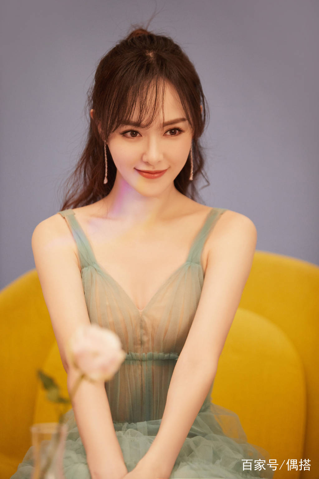 身材|唐嫣太会穿了！烈焰红唇配拼接西装气质爆棚，脸圆更美
