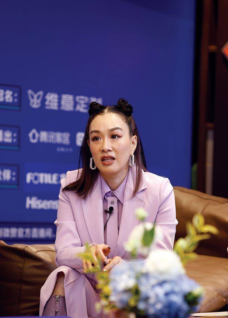 发型|钟丽缇为了扮嫩挺拼的，扎了个“便便头”，但脸上皱纹出卖了年纪